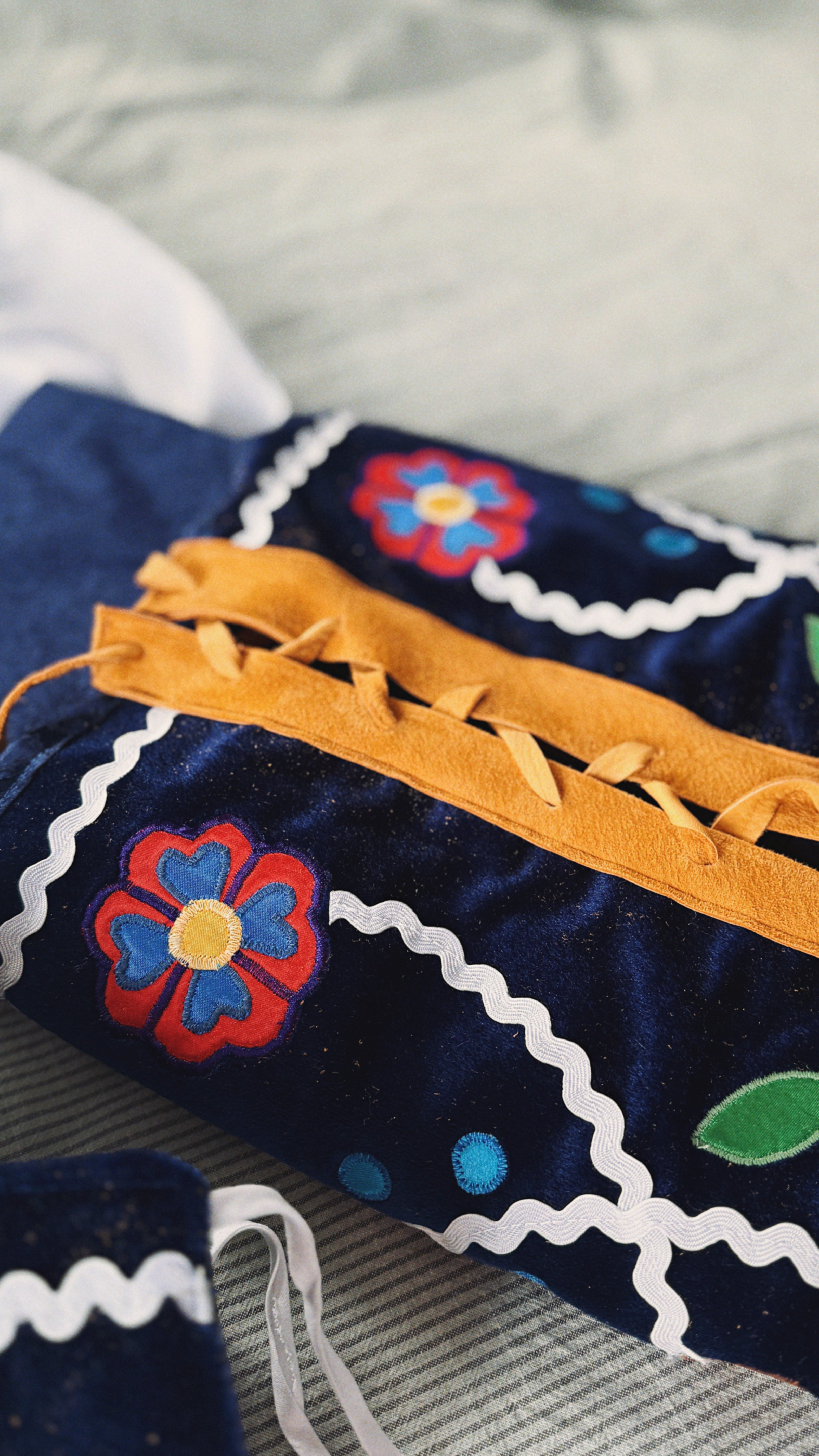 wâsipison Blue and Red Petal Moss Bag